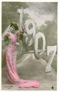 Femme en robe de c&eacute;r&eacute;monie rose pr&eacute;sentant l'ann&eacute;e 1907