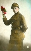 (Militaire casqu&eacute; en torse l&egrave;ve un bouquet mi-pied)