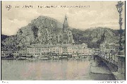 Dinant. Panorama de la ville et bateau de plaisance