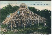Congo Belge. Un toit en construction &agrave; Manyema