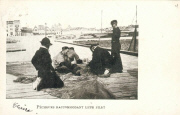 Pêcheurs raccomodant leurs filets