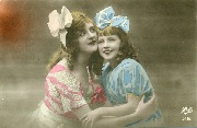 (Maman et sa fille avec noeuds dans les cheveux)