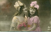 (Maman et sa fille avec noeuds dans les cheveux se tenant la main)