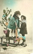 (Deux fillettes avec luge supportant un sapin dans un pot)