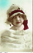 (Fillette avec toque et manteau de fourrure blanche)