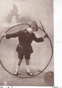 (Garçonnet et cerceau)