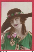 (Femme en buste chapeau plat et bouquet de rose)