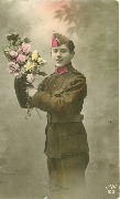 Militaire tendant un bouquet de roses