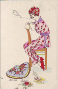 Femme assise &agrave; l'envers sur une chaise, fumant en pyjama