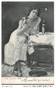 Femme assise avec chien sur les genoux