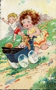 Garcon et fille avec poussette et nounours il l&egrave;ve les bras au ciel