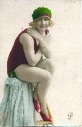 Baigneuse assise en maillot rouge et bonnet vert