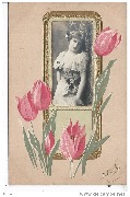 Femme pensive en robe blanche incrustée dans cadre aux tulipes