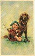 (petit enfant bavarois assis avec fusil &agrave; bouchon dans le dos  et un cocker &agrave; ses c&ocirc;t&eacute;s